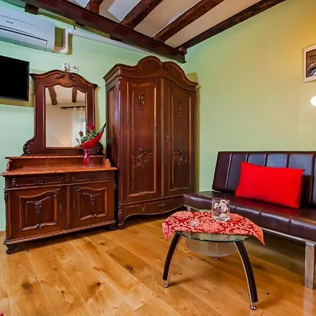 Antique Oscar Iii Apartment